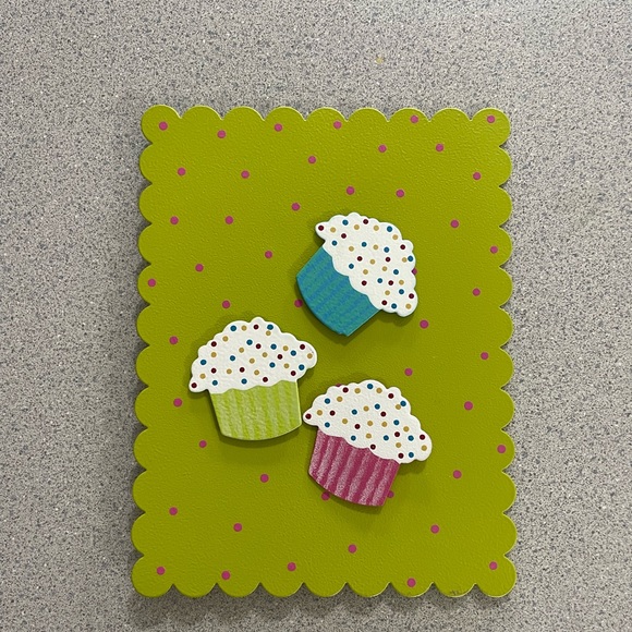 Magnetic Cupcake Photo Display - Picture 2 of 5